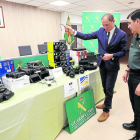 El tinent coronel Ángel mostra el material al subdelegat.