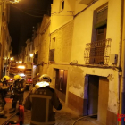 Alguns bombers que van extingir l’incendi al número 35 del carrer Hospital de les Borges.