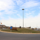 La rotonda d’entrada a Alguaire i que dona accés a l’aeroport, que es millorarà aquest any.