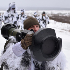Un militar ucraïnès opera amb el sistema de míssils antitancs NLAW a la base de Iàvoriv, a l’oest d’Ucraïna, a prop de Polònia.