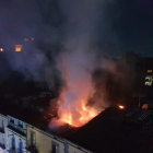 Aquest incendi de la setmana passada en un pis ocupat de Lleida va obligar a desallotjar trenta veïns.