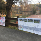 Pancartas días atrás en la zona de recreo del Pla de l’Ermita.