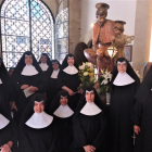 Las Hermanitas de los Ancianos Desamparados durante su visita a la capilla del Peu del Romeu. 