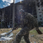Un militar ruso camina en las ruinas de Severodonestk.
