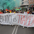 Una pancarta con el lema 'Indulto es traición' encabeza una manifestación contra la medida de gracia a los presos independentistas el 22 de junio del 2021 en Barcelona.