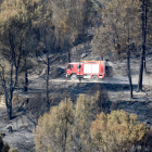 A la izquierda, un camión de Bomberos en una zona arrasada en el Pont de Vilomara. A la derecha, una vivienda quemada en Rubiana.