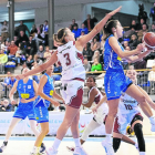 Laia Raventós penetra a canasta delante de la italiana Laura Spreafico, jugadora clave en la prórroga.