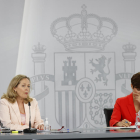 La vicepresidenta primera i ministra d'Assumptes Econòmics i Transformació Digital, Nadia Calviño, i la portaveu del Govern espanyol i ministra de Política Territorial, Isabel Rodríguez, durant la roda de premsa celebrada després de la reunió del Consell de Ministres.
