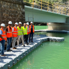 El presidente de la Diputación, Joan Talarn, visitó ayer las obras del puente en Llimiana. 