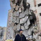 El Viktor, de 55 anys, davant de l’immoble de vuit pisos esfondrat per un míssil.