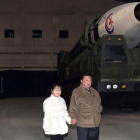 El líder nord-coreà passeja amb la seua filla al costat d’un míssil.