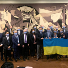 ONU. Embajadores ante la ONU posan con una bandera ucraniana ante una reproducción del Gernika de Picasso.