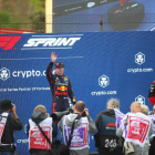 Verstappen saluda al guanyar la primera cursa a l’esprint de l’any.