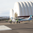 Els dos hangars inflables i una avioneta de l’acadèmia de vol BAA Training.