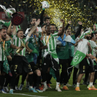 Els jugadors del Betis celebren la Copa guanyada amb el València, la tercera en la història del club.