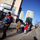 Varios ciudadanos huyen de los combates que se acercan al centro de Kiev