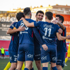 Els futbolistes de l’Atlètic Lleida celebren un dels gols que els van donar el triomf.