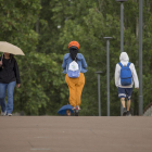 Els paraigües i les jaquetes es van tornar a veure ahir a Lleida.