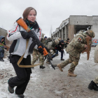 Reservistas ucranianos efectúan ejercicios de entrenamiento, algunos con armas simuladas de madera.