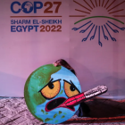 Una activista sosté una imatge de la Terra representada com una cara malalta, a la COP27 de Sharm El-Sheikh, Egipte