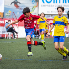 Una acció del partit entre el Montecarlo de Saragossa i l’Escola de Futbol del Ripollès.