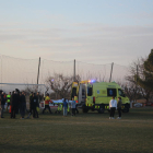 Una ambulància va anar al camp de futbol del Palau d’Anglesola per atendre el jugador de l’Angulària.