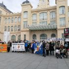 La concentració d’ahir davant l’estació de Lleida.