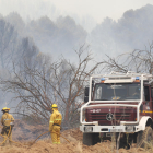 Imatge de bombers treballant en l’incendi declarat dilluns a Ateca, Saragossa.