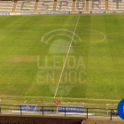 La desoladora imagen del portero del Lleida Iñaki Álvarez contemplando en soledad el Camp d'Esports