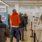 Personas haciendo cola para vacunarse en la ciudad de Lleida.