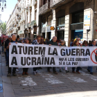 Nova manifestació a Barcelona contra la guerra d'Ucraïna: "Ni Putin, ni OTAN, deixeu-nos en pau"