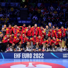 La selección española, durante la entrega de la medalla de plata del Europeo.