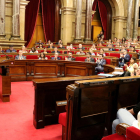 Diputados del Parlament aplauden a la portavoz de ERC, Marta Vilalta, después de su discurso en el pleno de la cámara catalana.