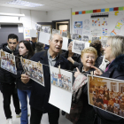 Diverses persones visitant la mostra de fotos antigues que va acollir ahir l’escola Otogesa de Maials.