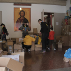 Diversos voluntaris preparant caixes amb material de primera necessitat per enviar de Barcelona a Ucraïna.