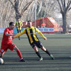 Berbegal, del Alpicat, trata de defender el balón ante un defensa rival.