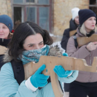 Mujeres ucranianas asisten a un entrenamiento militar abierto en Kiev con armas simuladas de madera.