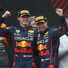 Max Verstappen y Sergio Pérez celebran en el podio el primer doblete de Red Bull esta temporada.