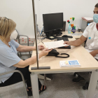 Imagen de un sanitario del Arnau de Vilanova dando una baja laboral por ingreso a una ciudadana. 