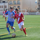 Un jugador de l’Artesa de Segre pugna per la pilota amb un altre de l’Artesa de Lleida.