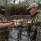 Soldats ucraïnesos celebren la Pasqua ortodoxa al front de batalla a Khàrkiv.