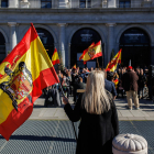 Varias personas, con banderas de España con el águila de San Juan, asisten a un acto organizado por el Movimiento Católico español (MCE) en memoria de Francisco Franco y José Antonio Primo de Rivera este domingo en Madrid.