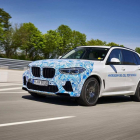 El grup BMW presenta el primer vehicle de seguretat homologat que funciona amb un tren motriu de pila de combustible d'hidrogen per a una conducció elèctrica i sense emissions local