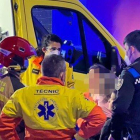 Sanitarios del SEM y agentes de la Guardia Urbana de Lleida atienden a los afectados.
