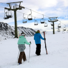 Dos esquiadors a la zona de la Bonaigua , al cap del port, estrenant la temporada d'esquí.