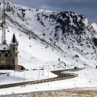 El puerto de la Bonaigua blanqueado y la carretera C-28 limpia de nieve.