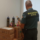 Botellas de óxido nitroso decomisadas por la Guardia Civil.