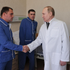 Vladímir Putin visitó ayer por primera vez en el hospital a militares heridos en la guerra.