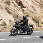 Un motorista circulant per la carretera de Lloret de Mar amb una de les dues motos espiell