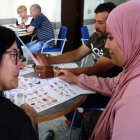 Una voluntària de l'entitat Lo Portal de Sudanell ensenya català a Houria Laghlid, veïna que va demanar fer classes de català al municipi